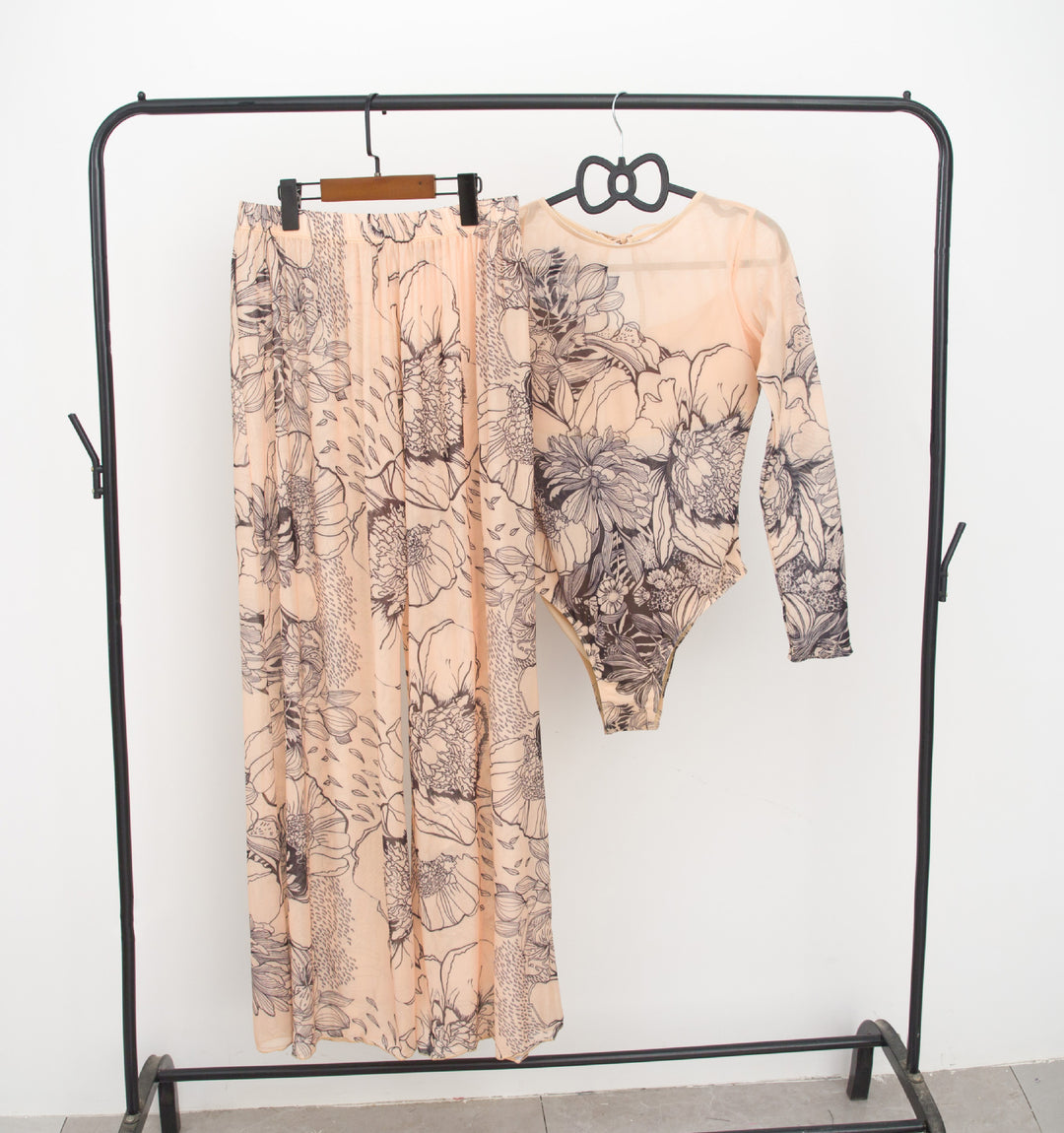 Damen modisches Badeoutfit mit langärmeligen Oberteil und lässigen Pants Drune