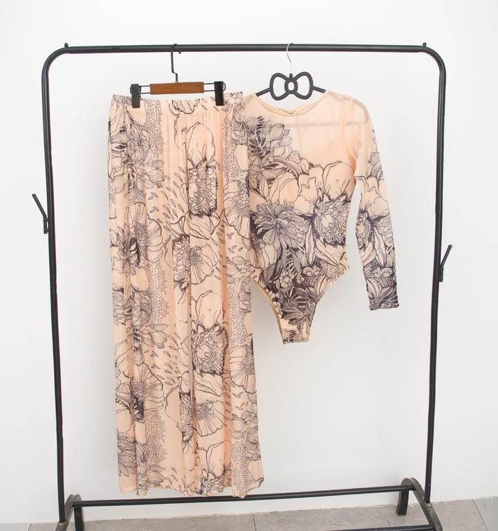 Damen modisches Badeoutfit mit langärmeligen Oberteil und lässigen Pants Drune