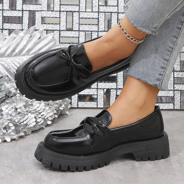 Damen  glänzende Plateau-Loafer mit übergroßer Schleifenapplikation und profilierter Gummisohle Drune