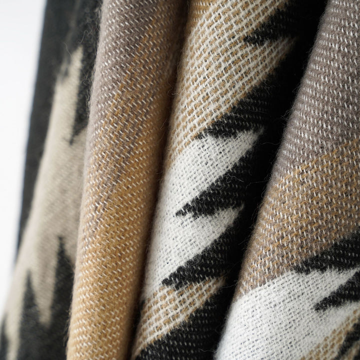 Damen Wolloptik-Ruana mit grafischem Ethno-Jacquard und dekorativer Kettelnaht Drune