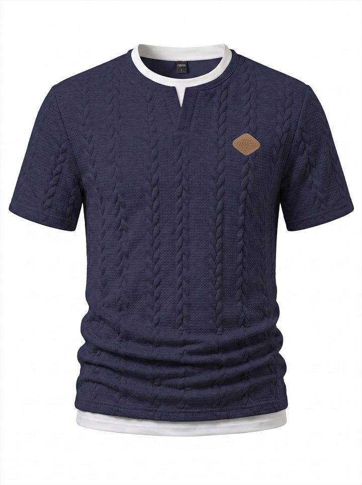 Herren nan texturiertes Kurzarmshirt mit geprägter Zopfstruktur, V‑Einsatz am Rundhals und Lagenlook Drune