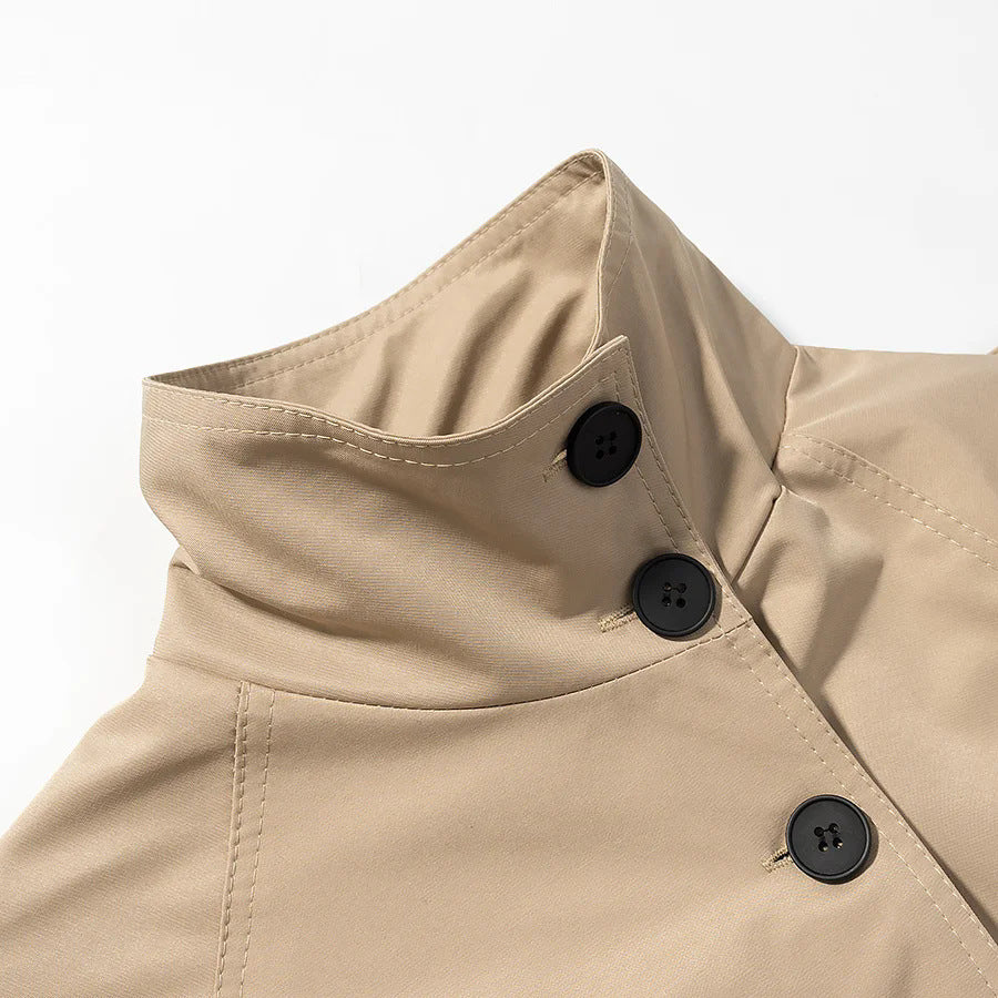Damen nan kurze Utility‑Trenchjacke mit Stehkragen, doppellagiger Knopfleiste, Schulterklappen und taillierendem Bindegürtel Drune