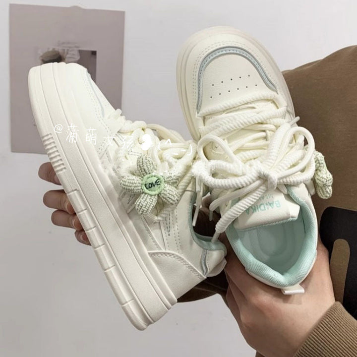 Damen Sneakers mit floralem Anhänger und komfortabler Sohle Drune