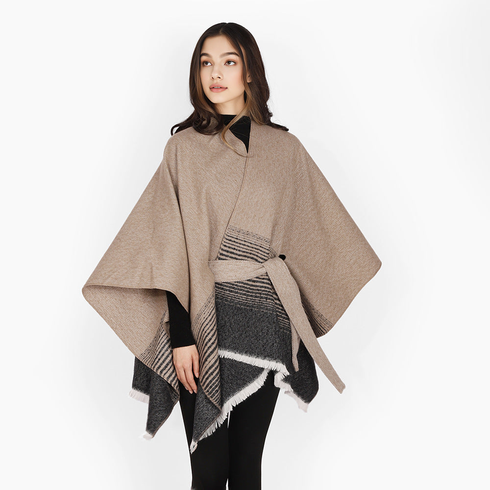 Damen Wickelponcho aus Feinstrick mit Bindegürtel und Fransensaum Drune