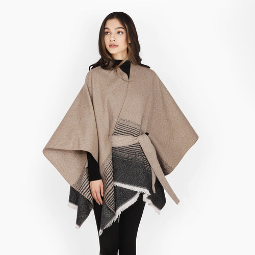 Damen Wickelponcho aus Feinstrick mit Bindegürtel und Fransensaum Drune