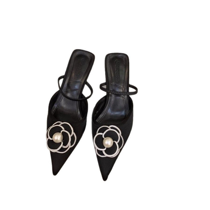 Damen spitz zulaufende Satin‑Mules mit zartem Knöchelriemen und Perlen‑Blütenapplikation Drune