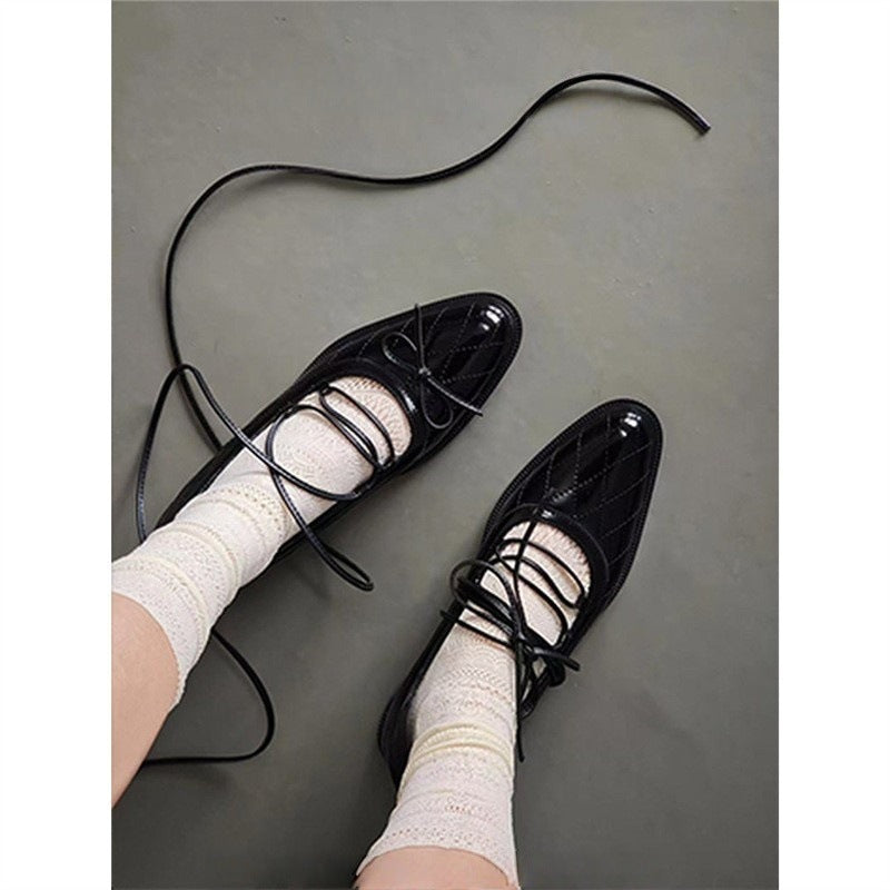 Damen Gepolsterte Mary-Jane Ballerina in Steppoptik mit Lackfinish und zarten Schnürriemen Drune