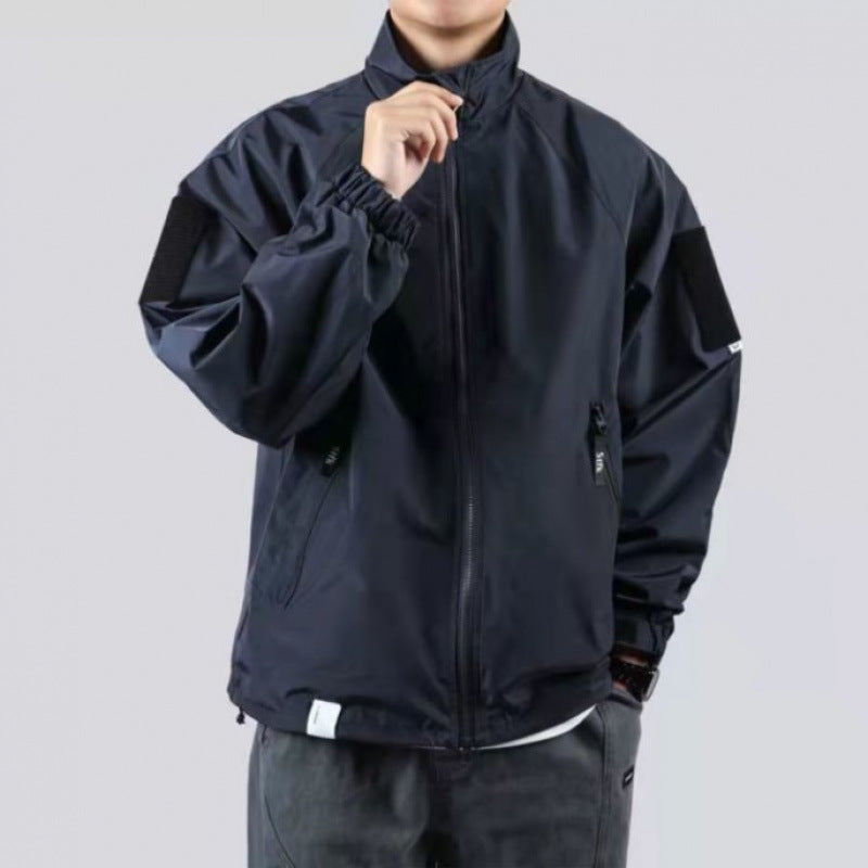 Herren Wind- und Wetterjacke mit funktionalen Taschen und hohem Kragen Drune