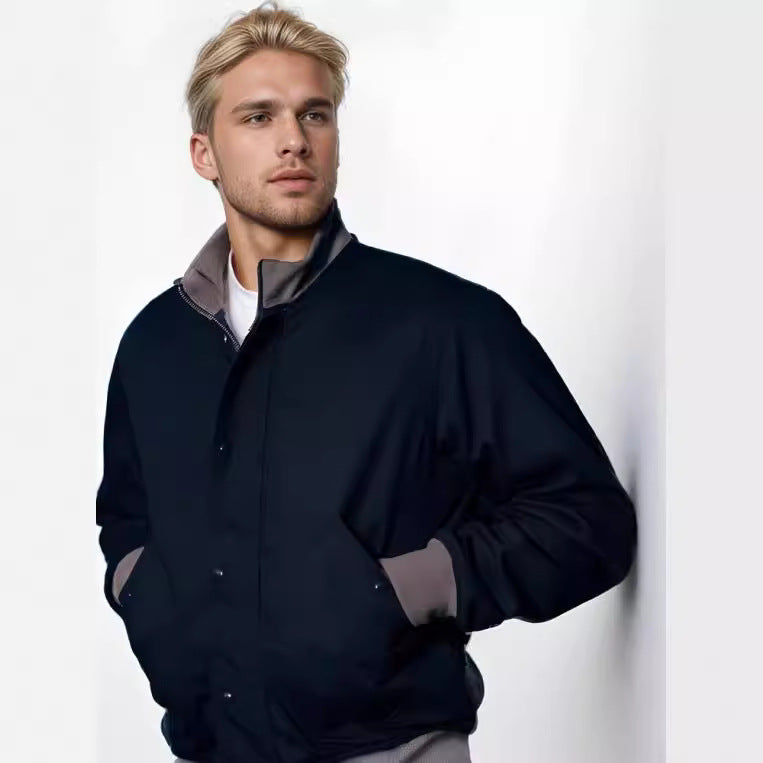 Herren Kurzblouson mit Stehkragen, verdeckter Druckknopfleiste und Rippbündchen Drune
