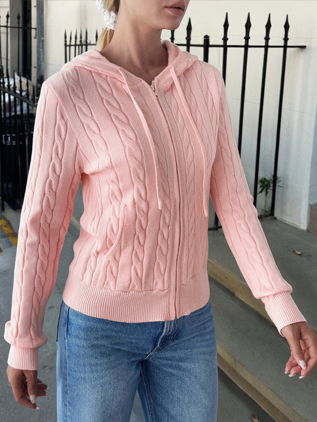 Damen nan Kapuzen-Strickjacke mit Reißverschluss, Zopfstrickstruktur und Kängurutasche Drune