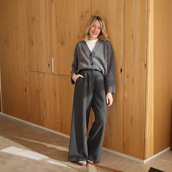 Damen Boxy Strickjacke mit V-Ausschnitt, aufgesetzten Taschen und Hornknöpfen Drune
