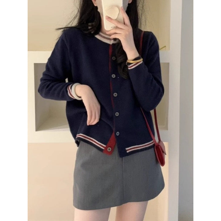 Damen Strickjacke mit kontrastierenden Bündchen und Knopfdetails Drune