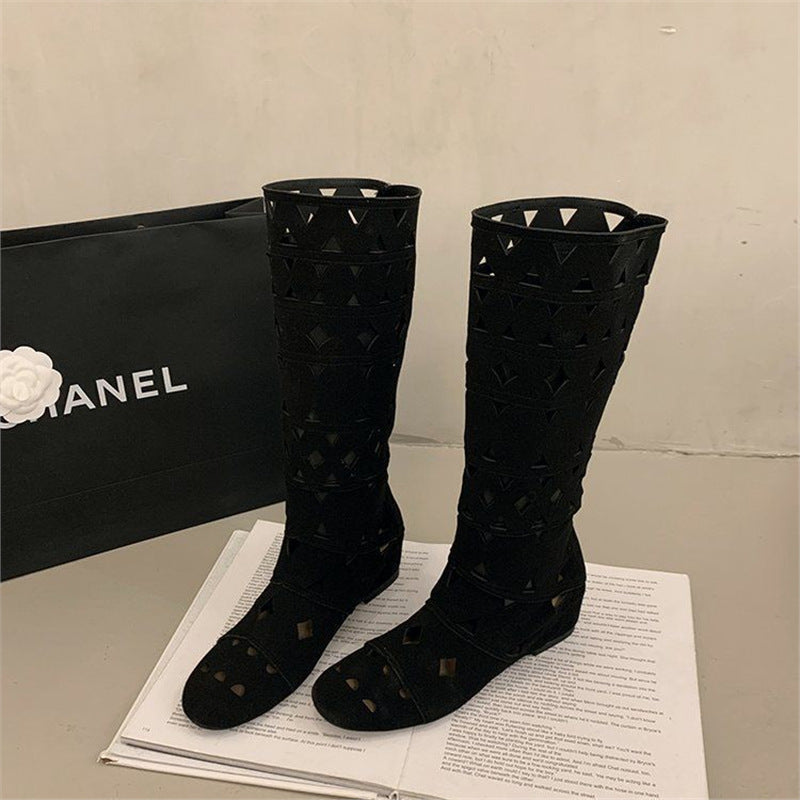 Damen kniehohe Stiefel mit geometrischen Cut-Outs und flacher Sohle Drune