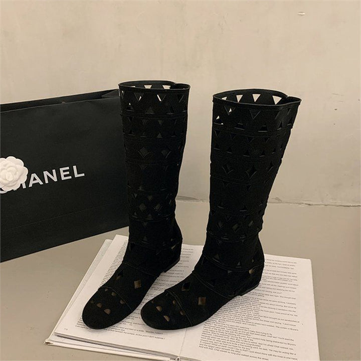 Damen kniehohe Stiefel mit geometrischen Cut-Outs und flacher Sohle Drune