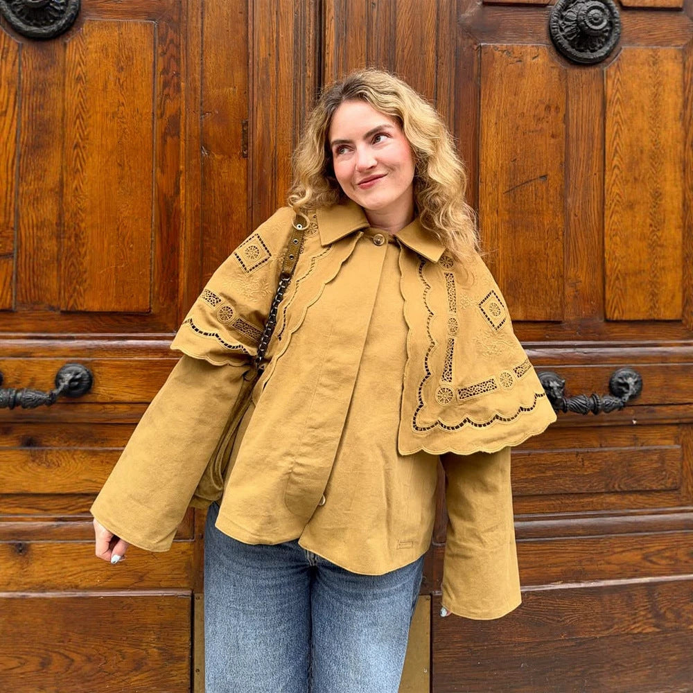 Damen Kurzjacke mit besticktem Cape, Lochstickerei und geschwungenem Saum Drune
