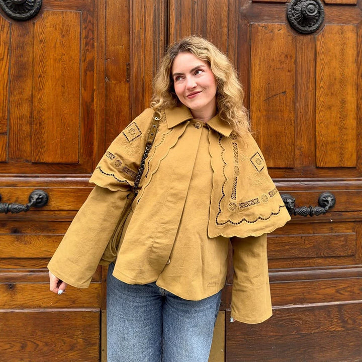 Damen Kurzjacke mit besticktem Cape, Lochstickerei und geschwungenem Saum Drune