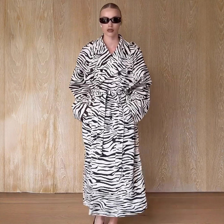 Damen Maxilanger Trenchcoat im Animal-Print mit voluminösem Schalkragen, bindegürtel und kastiger Silhouette Drune