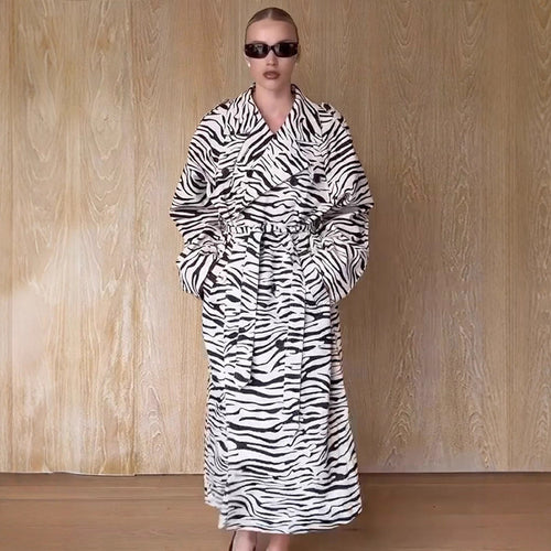Damen Maxilanger Trenchcoat im Animal-Print mit voluminösem Schalkragen, bindegürtel und kastiger Silhouette Drune