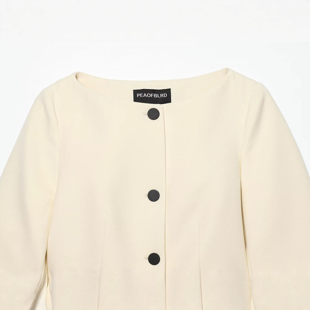 Damen Kurzjacke mit Rundhalsausschnitt, kastiger Silhouette und großen Zierknöpfen Drune