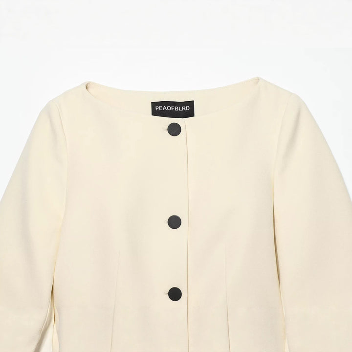 Damen Kurzjacke mit Rundhalsausschnitt, kastiger Silhouette und großen Zierknöpfen Drune