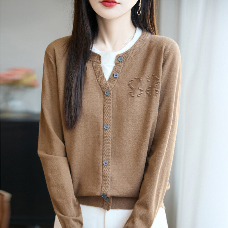 Damen Kurzer Feinstrick-Cardigan mit V‑Schlitzkragen, Rippenblende und dezentem Struktur‑Logo Drune