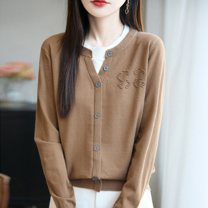 Damen Kurzer Feinstrick-Cardigan mit V‑Schlitzkragen, Rippenblende und dezentem Struktur‑Logo Drune