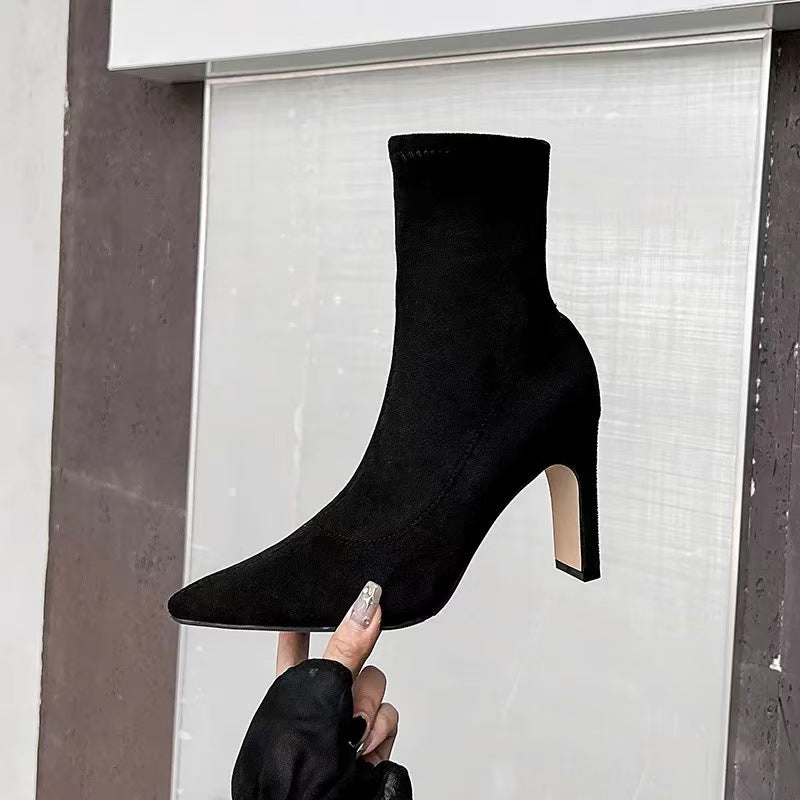 Damen Sock-Stiefelette aus Stretchvelours mit spitzer Zehenpartie und skulpturellem Blockabsatz Drune