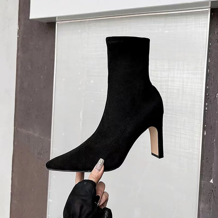 Damen Sock-Stiefelette aus Stretchvelours mit spitzer Zehenpartie und skulpturellem Blockabsatz Drune