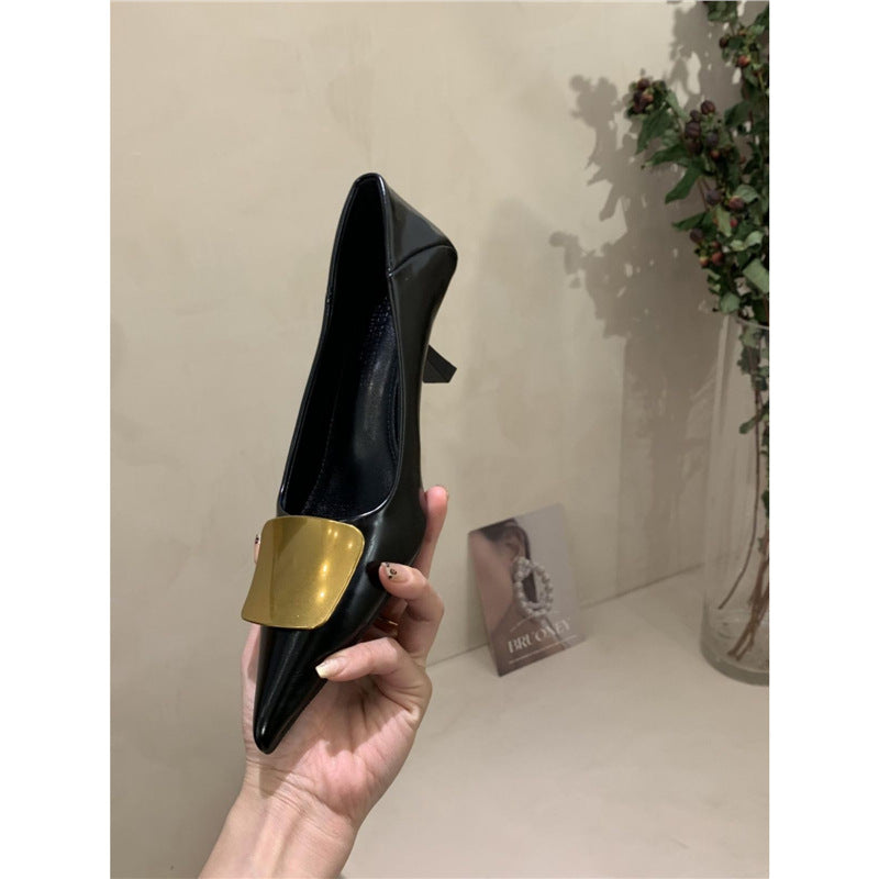 Damen Elegante spitz zulaufende Pumps mit goldener Zierplatte und geformtem Kittenabsatz Drune