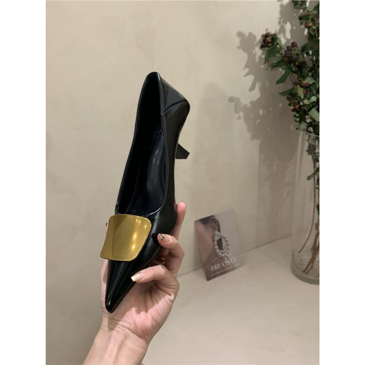 Damen Elegante spitz zulaufende Pumps mit goldener Zierplatte und geformtem Kittenabsatz Drune