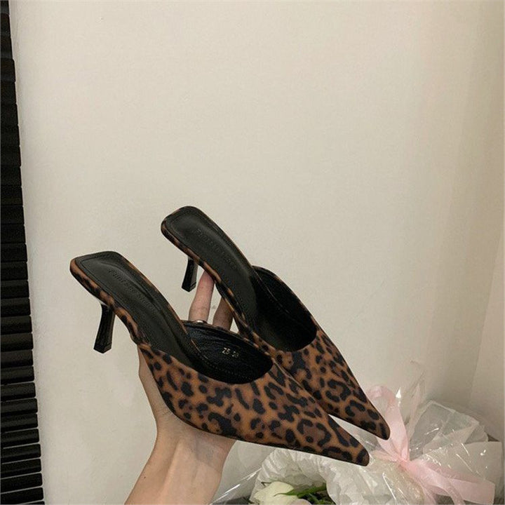 Damen Spitz zulaufende Mule mit niedrigem Kittenabsatz und fersenfreiem Design Drune