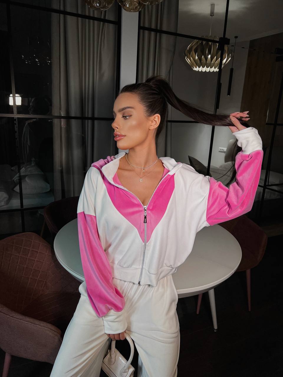 Damen kurze Velours-Zipperjacke mit V-förmigem Einsatz, überschnittenen Ärmeln und elastischem Saum Drune