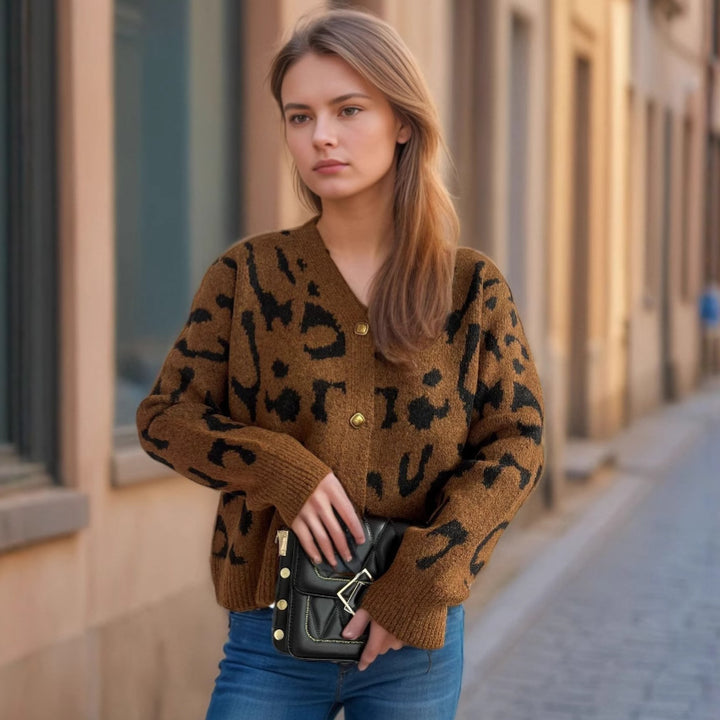 Damen modische Strickjacke mit animalischem Muster und goldenen Knöpfen Drune