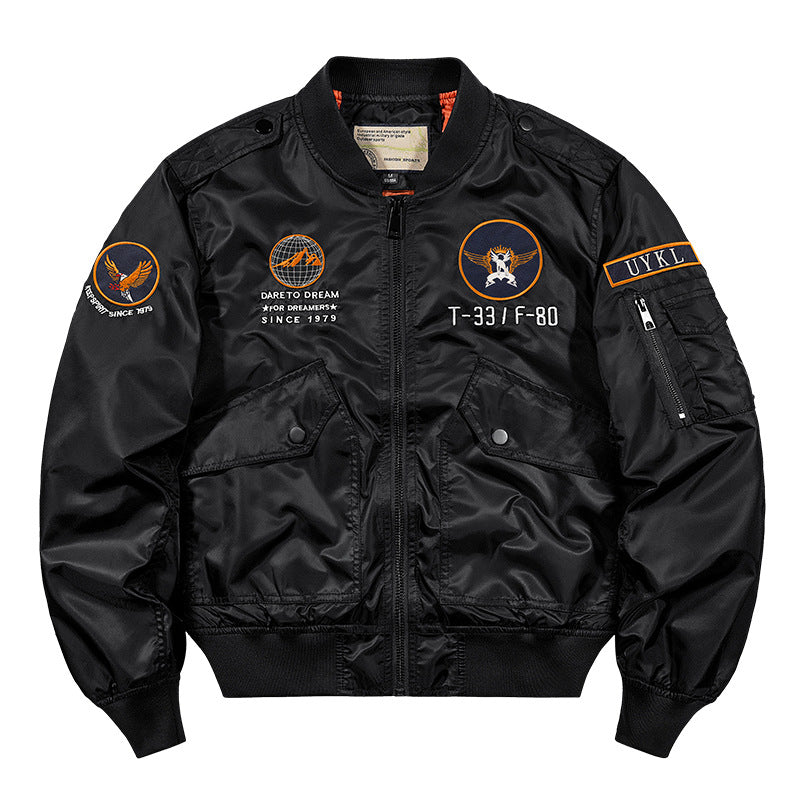 Herren  glänzende Pilotenfliegerjacke mit gestickten Missionsabzeichen und schrägen Druckknopfklappentaschen Drune