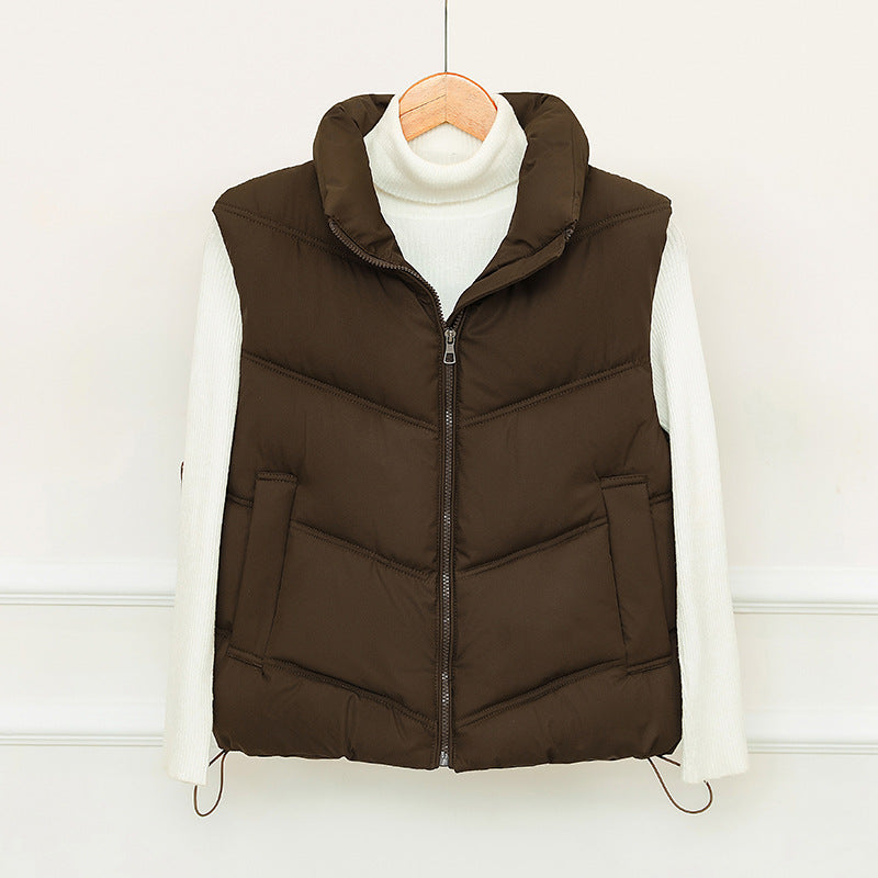 Damen Kurz geschnittene Puffer‑Steppweste mit V‑Quilt, hohem Stehkragen und Kordelzugsaum Drune