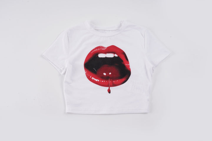 Damen cropped T-Shirt mit auffälligem Lippen-Print und modernen Schnittelementen Drune