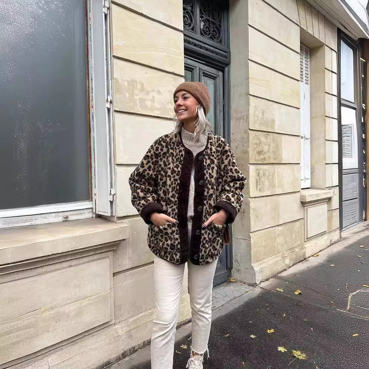 Damen nan Lammfellimitat Jacke mit Leopardmuster, Cordbesatz, durchgehender Knopfleiste und aufgesetzten Taschen Drune
