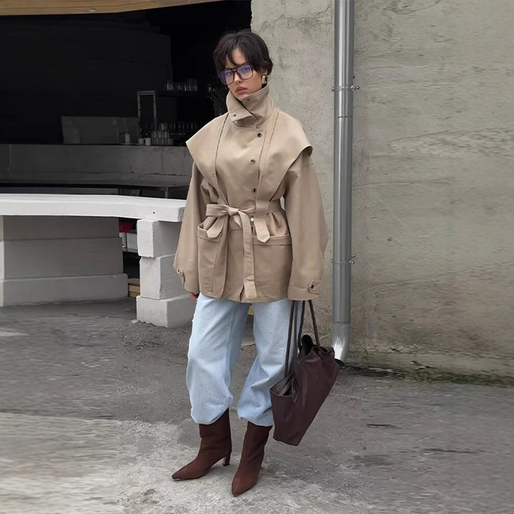 Damen Taillierte Übergangsjacke mit Stehkragen, Schultercape und Bindegürtel Drune