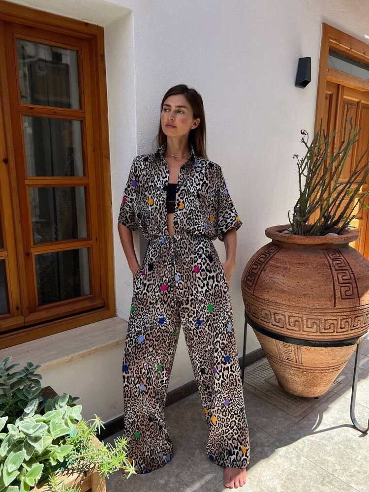 Damen zweiteiliges Safari-Print Loungewear-Set mit kurzärmeliger Hemdbluse und weitem hochgeschnittenen Palazzohose Drune