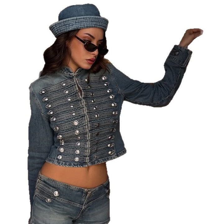 Damen Kurz geschnittene militärisch inspirierte Jeansjacke mit Zierstreifen und Metallknöpfen Drune