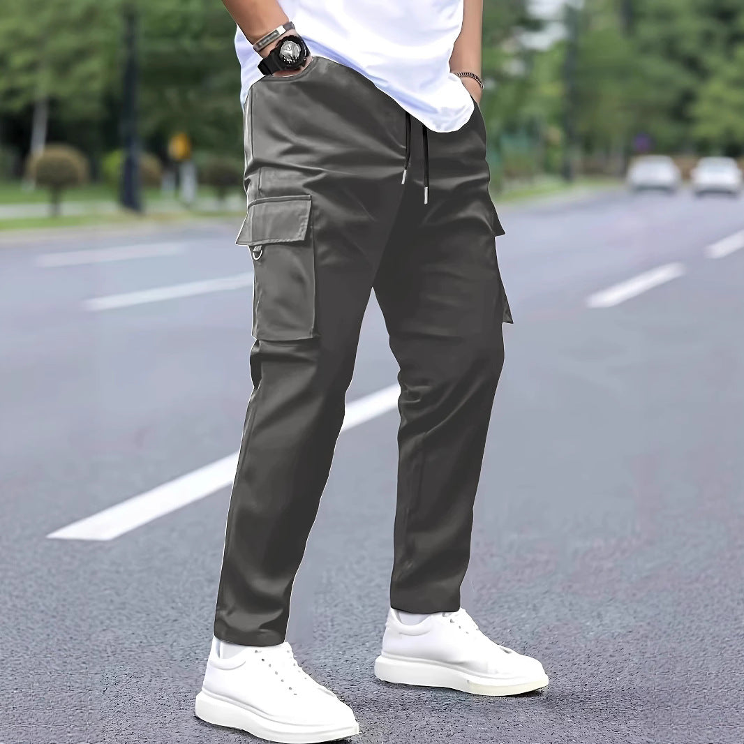 Herren Slim‑Tapered Cargo‑Jogginghose mit Tunnelzugbund, Klappentaschen und Metallringdetail Drune