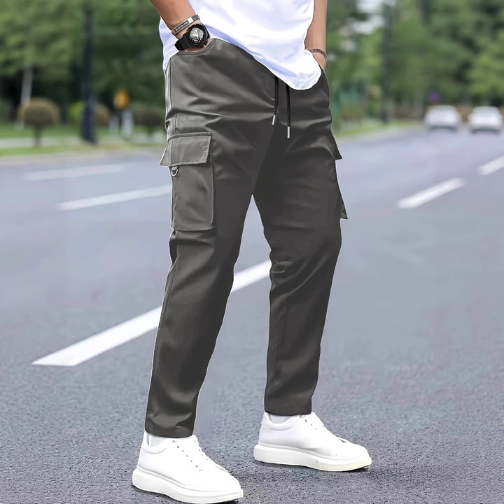 Herren Slim‑Tapered Cargo‑Jogginghose mit Tunnelzugbund, Klappentaschen und Metallringdetail Drune