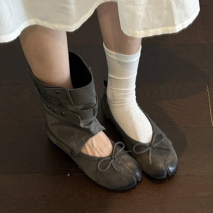 Damen Tabi-inspirierte Veloursleder-Ballerina mit Kappnaht und Schleifen-Detail Drune