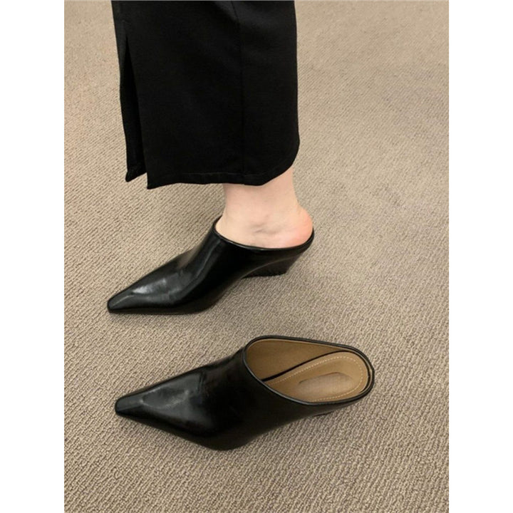 Damen Spitz zulaufende Slip‑On Mules mit skulptiertem Keilabsatz Drune