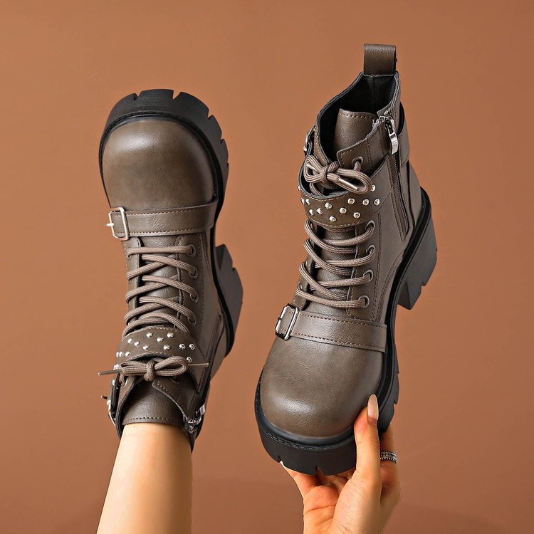 Damen nan robuste Schnür-Bikerboots mit Ziernietriemen, seitlichem Reißverschluss und profilierter Plateausohle Drune
