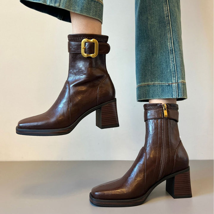 Damen knöchelhohe Glattleder‑Stiefelette mit markantem Blockabsatz, Plateau‑Sohle, seitlichem Reißverschluss und dekorativem Gurt Drune