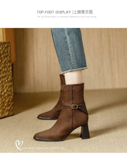 Damen nan elegante Veloursleder-Stiefelette mit mittlerem Blockabsatz und dekorativem Schnallenriemen Drune