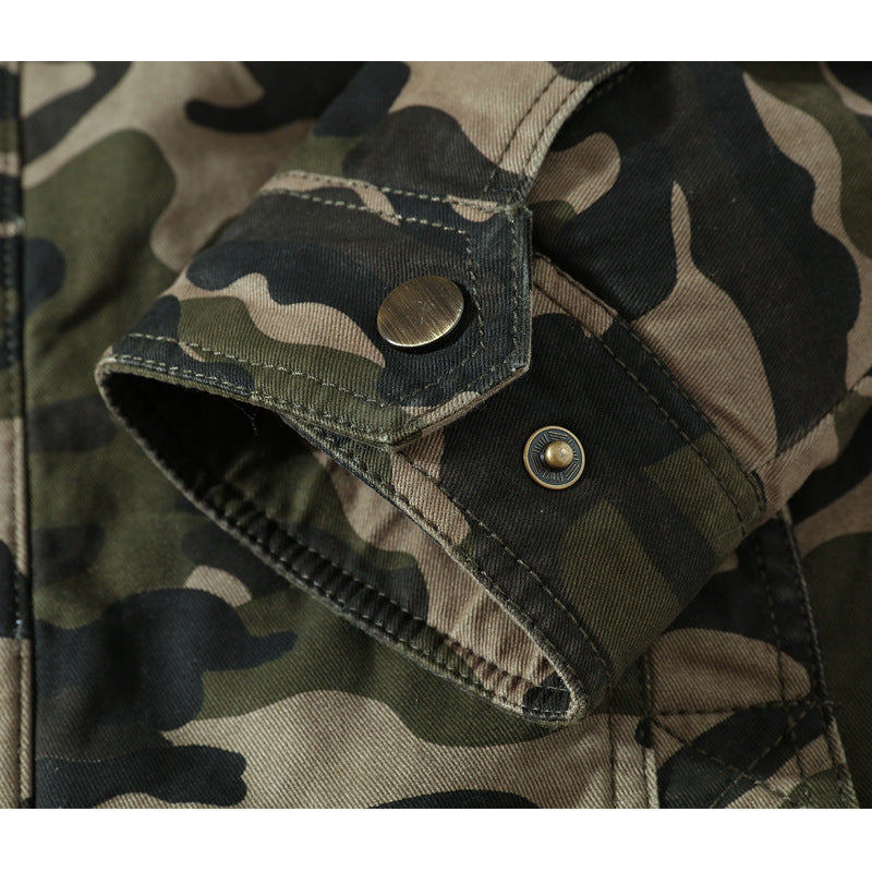 Herren Fieldjacke im Tarnmuster mit Teddyfleece‑Innenfutter, Mehrfachtaschen und Schulterklappen Drune