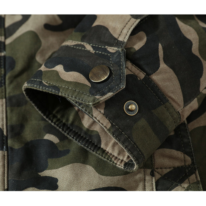 Herren Fieldjacke im Tarnmuster mit Teddyfleece‑Innenfutter, Mehrfachtaschen und Schulterklappen Drune