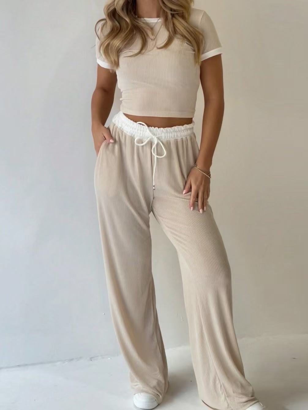 Damen lässiges zwei-teiliges Freizeit-Set mit cropped T-Shirt und weiten Hose Drune